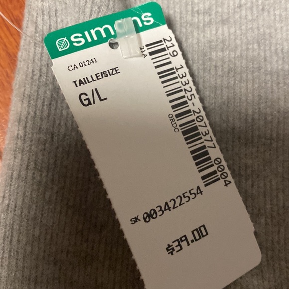 BNWT sleeveless turtleneck sweater. - Picture 2 of 2